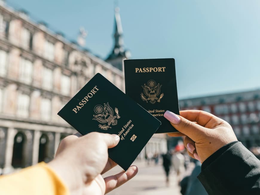 Frauen halten Reisepass hoch