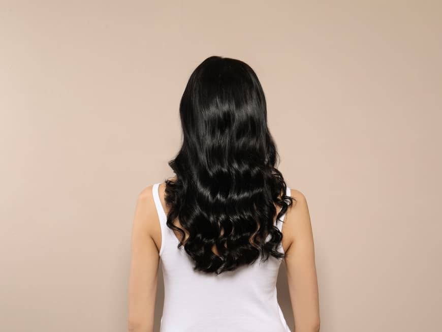 Frau mit schwarzen Haaren