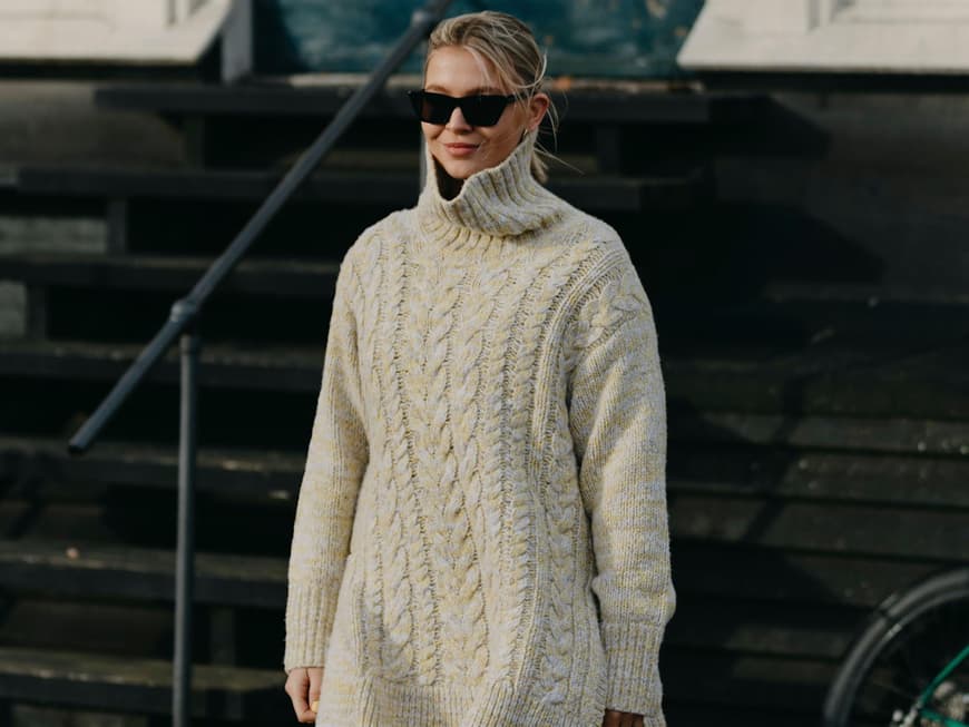 Eine junge Frau in einem Oversized-Strickpullover