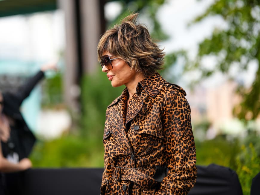 Frau mit Wispy Cut und Highlights