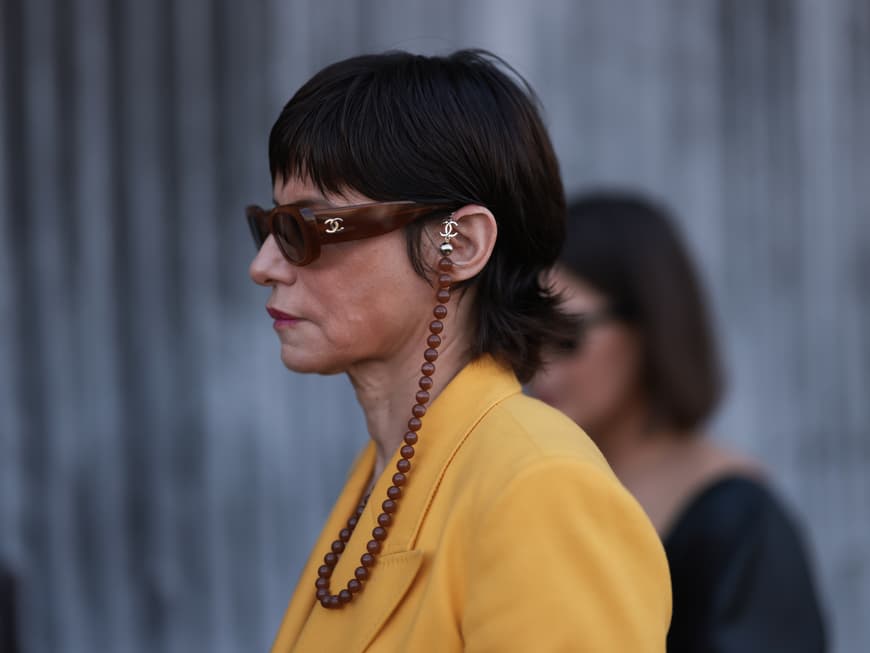Frau mit glattem Wispy Cut 