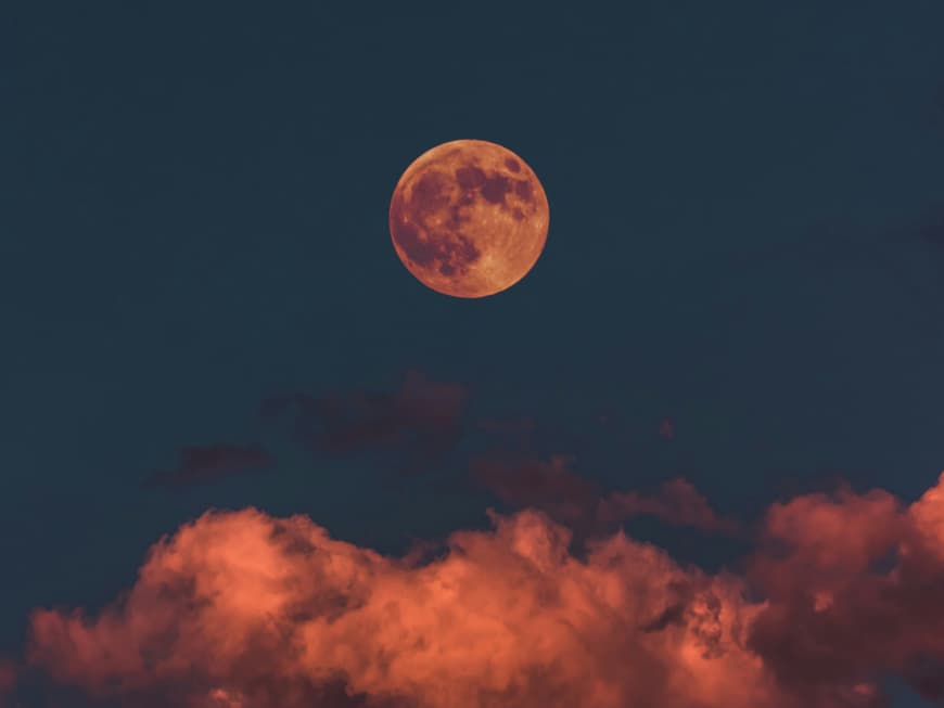 Diese 5 Sternzeichen haben im Februar besonders viel Glück in der Liebe. Himmel mit Vollmond