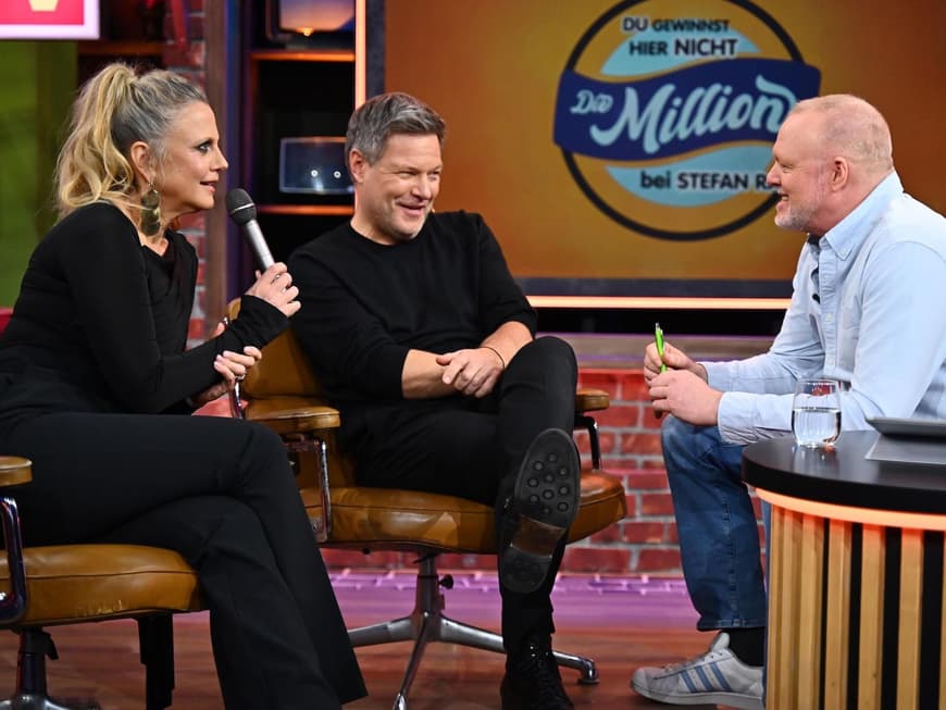 Barbara Schöneberger mit Robert Habeck und Stefan Raab.