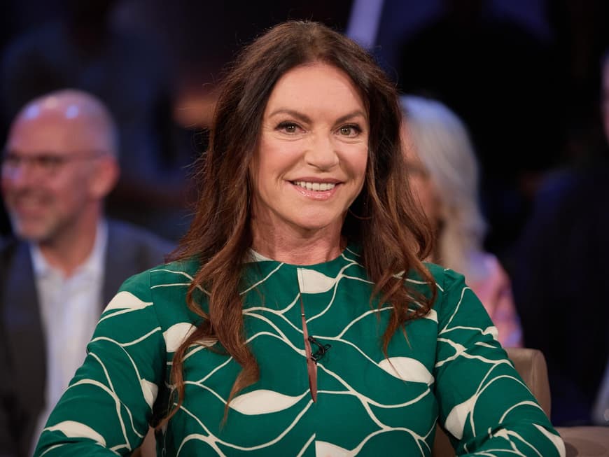 Christine Neubauer mit einem grün-beigen Kleid