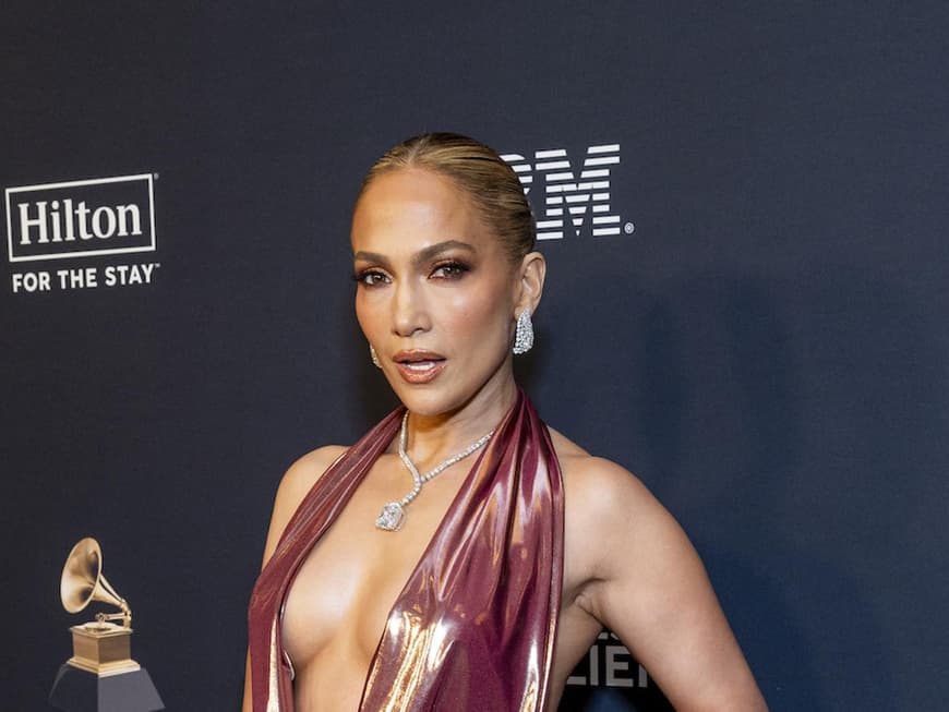 Jennifer Lopez glänzte bei den Grammys 2025. Jennifer Lopez mit einem dunkelroten, bodenlangen Kleid und einem tiefen Ausschnitt.