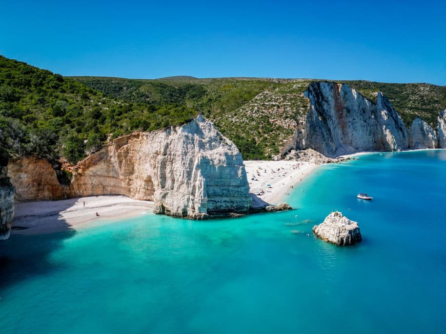 Die Küste, der Strand und das Meer von Kefalonia von oben.