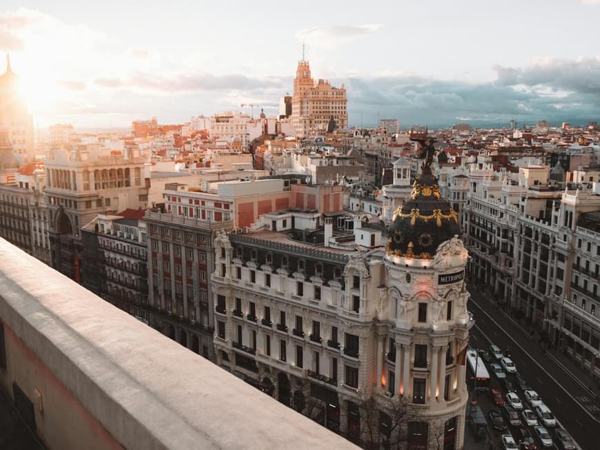 Madrid ist eine beliebte Stadt für Touristen. Ein Blick über die Dächer von Madrid.