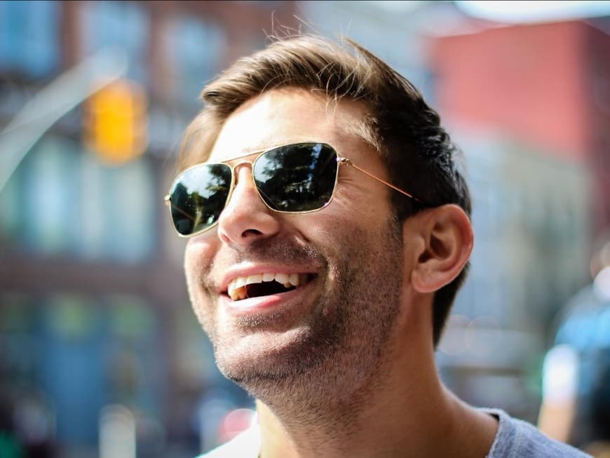 Mann mit Sonnenbrille