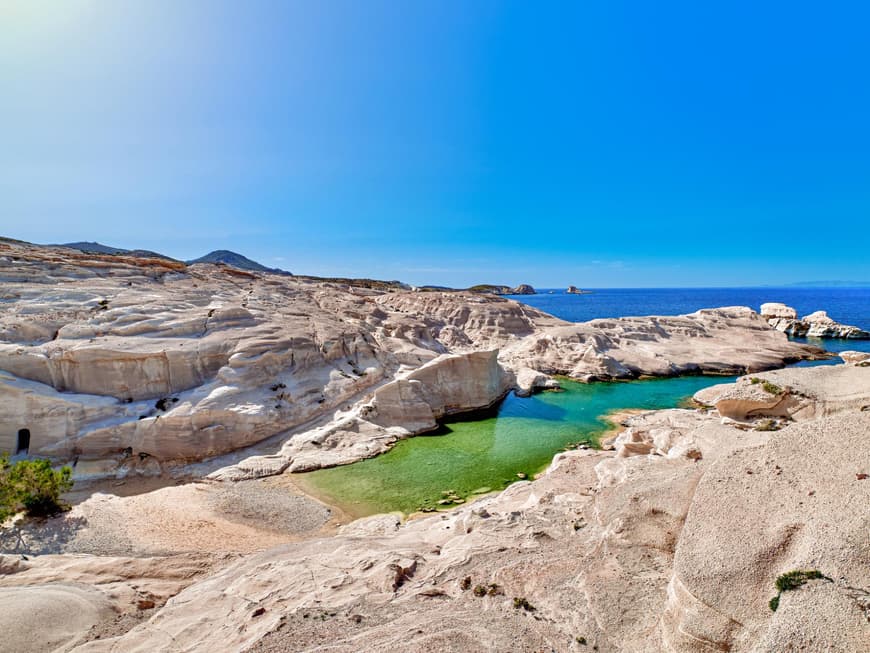 Der Strand mit einer vulkanischen Landschaft auf der Insel Milos.