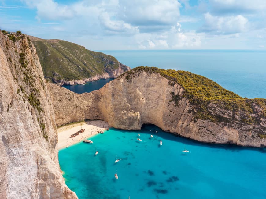 Navagio Strand mit Klippen und türkisfarbenem Wasser.