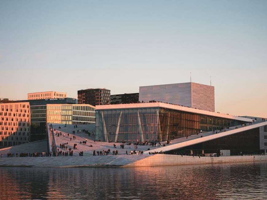 In Oslo stehen viele interessante Gebäude. Verschiedene Gebäude mit vielen Glasscheiben in Oslo.
