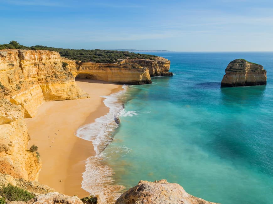 Die Praia da Marinha mit steilen Klippen und einem kristallklaren Wasser.