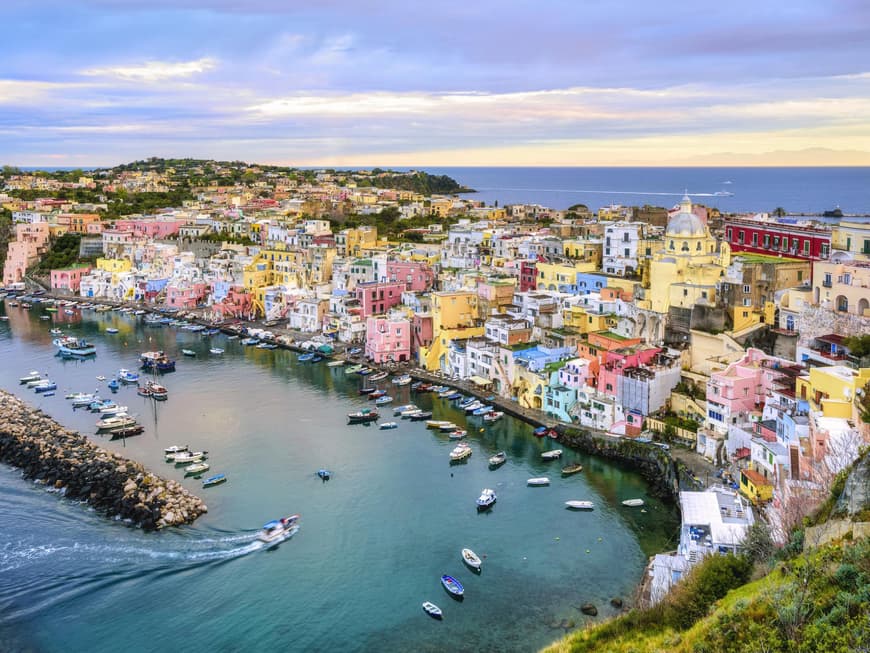 Die Küste von Procida mit vielen bunten Häusern.