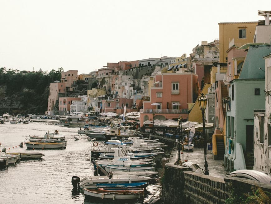 Die Küste von Procida mit bunten Häusern und kleinen Booten.