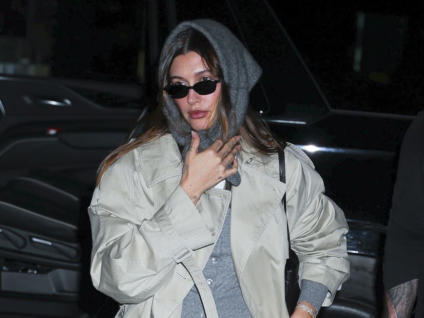 Ein Schal als Mütze ist der Wintertrend des Jahres. Hailey Bieber mit Schal um den Kopf