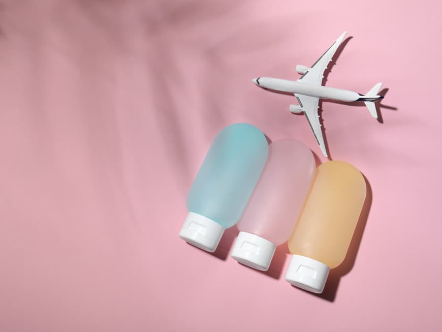 Reisegröße Kosmetik mit Flugzeug