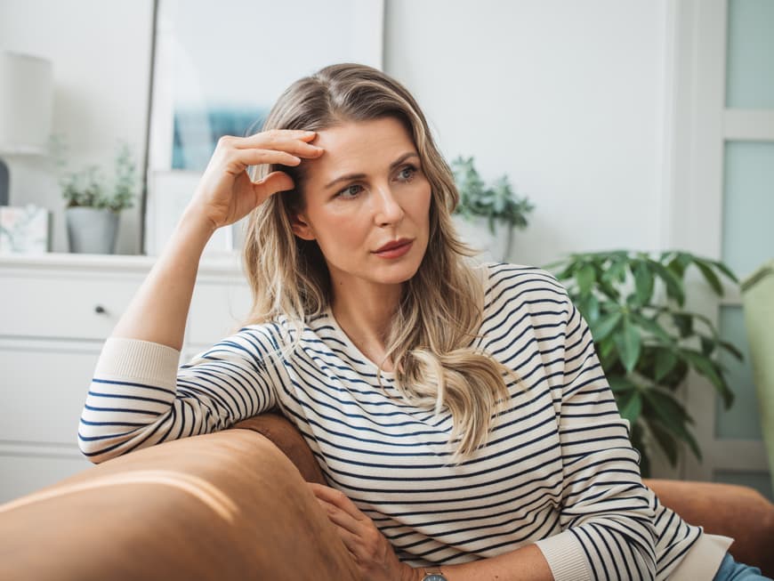 In welchem Alter wir laut Studie am unglücklichsten sind? Das erfährst du hier. Frau ist unglücklich