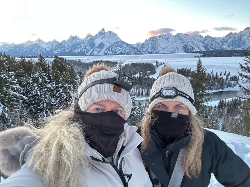 Susanne Kremer hat gemeinsam mit einer anderen Frau Grand Teton besucht. Susanne Kremer und eine andere Frau machen ein Selfie in Grand Teton