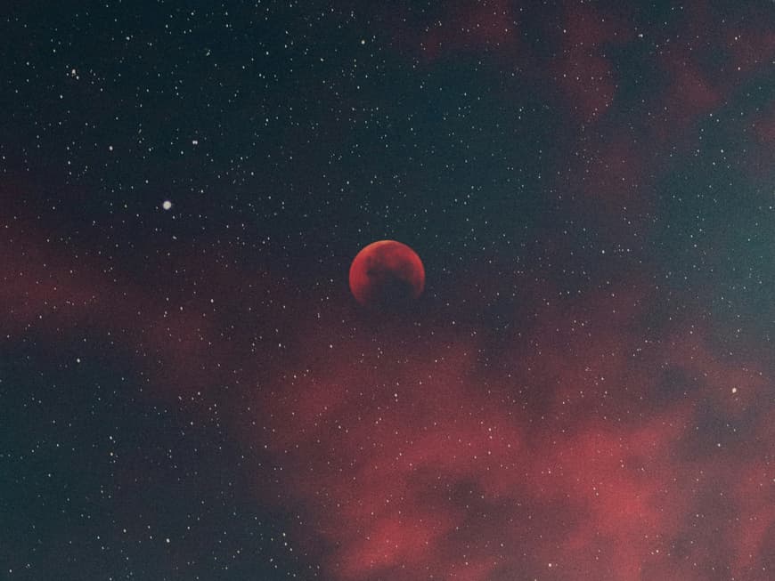 Welche 3 Sternzeichen im Blutmond eine lebensverändernde Wandlung durchmachen, liest du hier. Blutmond am Sternenhimmel