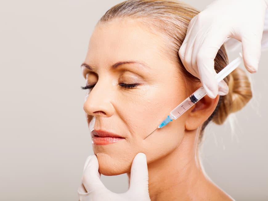Frau erhält Botox-Spritze