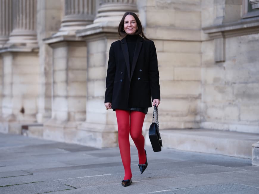 Frau in roter Strumpfhose