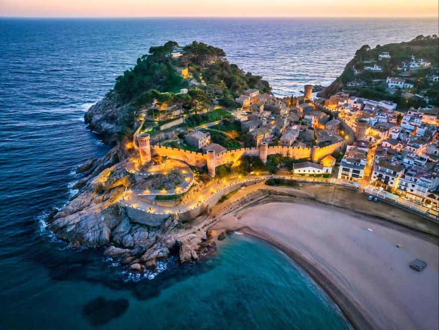 Die Costa Brava sieht auch in der Dämmerung besonders aus. Ein Blick auf einen Ort der Costa Brava bei Dämmerung aus der Vogelperspektive.