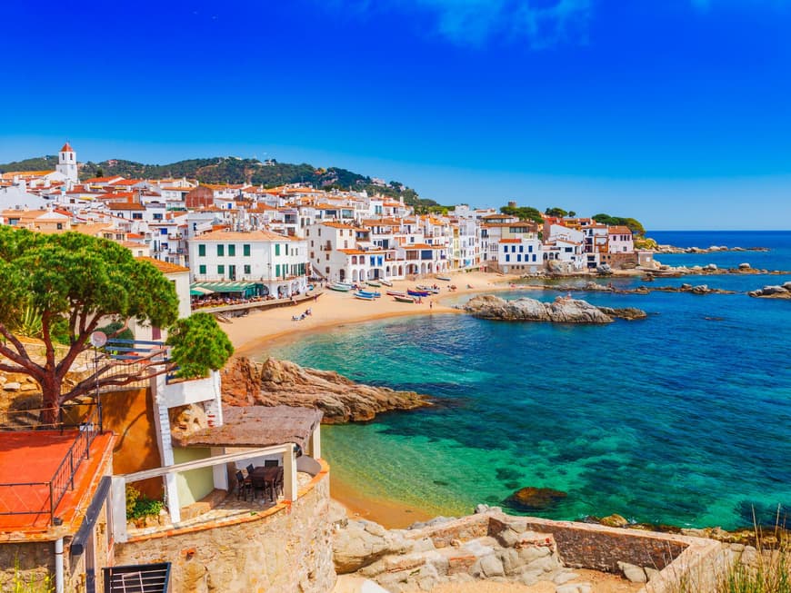 Die Costa Brava ist ein beliebtes Reiseziel. Die Küste mit weißen Häusern am Sandstrand der Costa Brava.