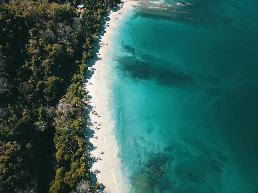 Einen traumhaften Strand gibt es in Costa Rica. Blick auf den Strand, türkisblaues Wasser und grüne Landschaft aus der Vogelperspektive.
