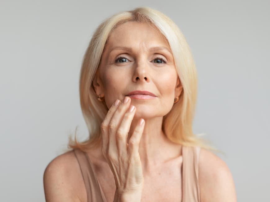 Frau fässt ihre Lippen an