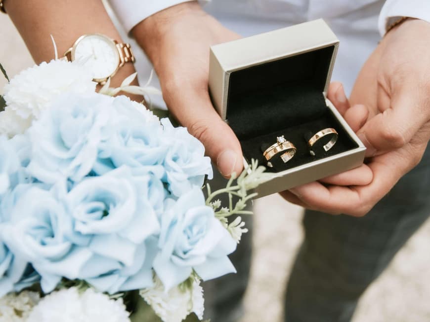 Ehepaar tauscht Ringe auf Hochzeit aus