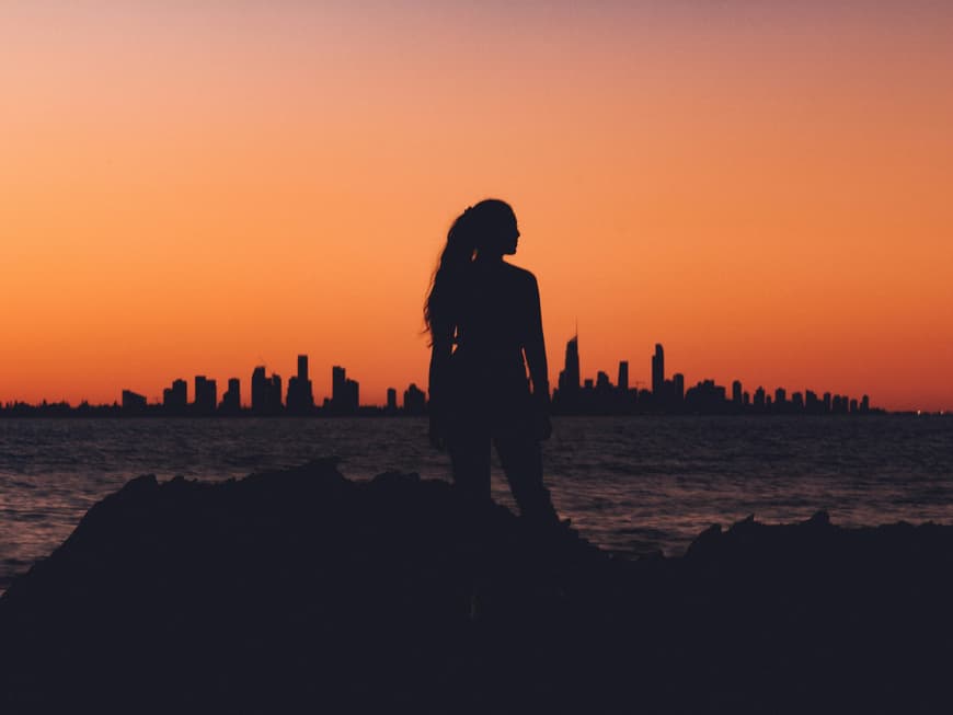 Frau steht vor Abendhimmel Frau steht vor Abendhimmel