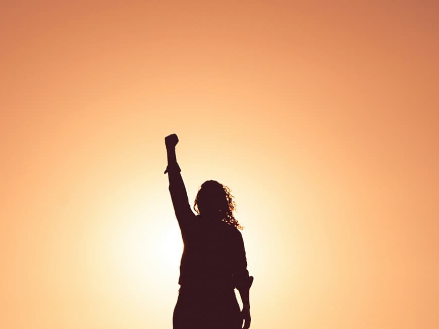 Die erfolgreichsten Frauen haben dieses Sternzeichen – laut Analyse. Powerfrau vor Sonnenuntergang