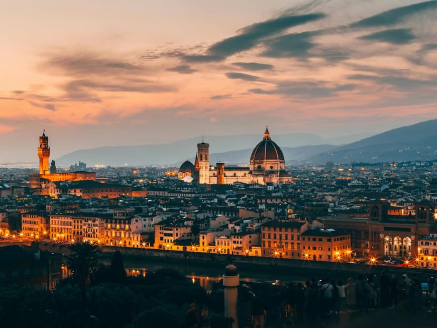 Ein Blick über die Dächer von Florenz in der Dämmerung.