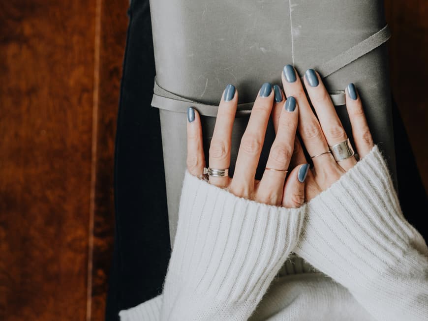 Frau mit Nagellack