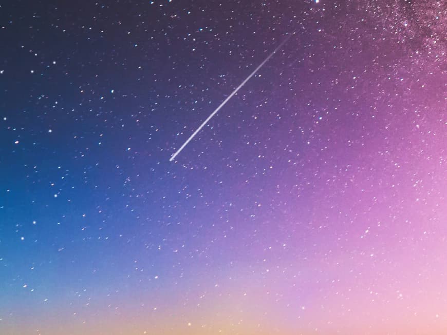 Diese 4 Sternzeichen haben im Juli 2025 besonders viel Glück. Sternschnuppe am Himmel