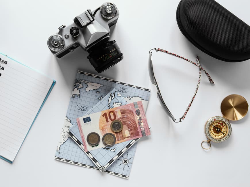 Geld und Reiseutensilien