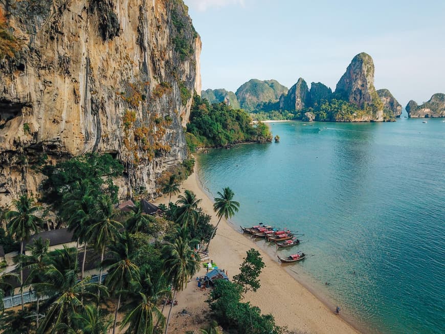Krabi erinnert mit seiner Natur stark an Phuket. Die Küste mit Klippen eines Felsen am Meer von Krabi.