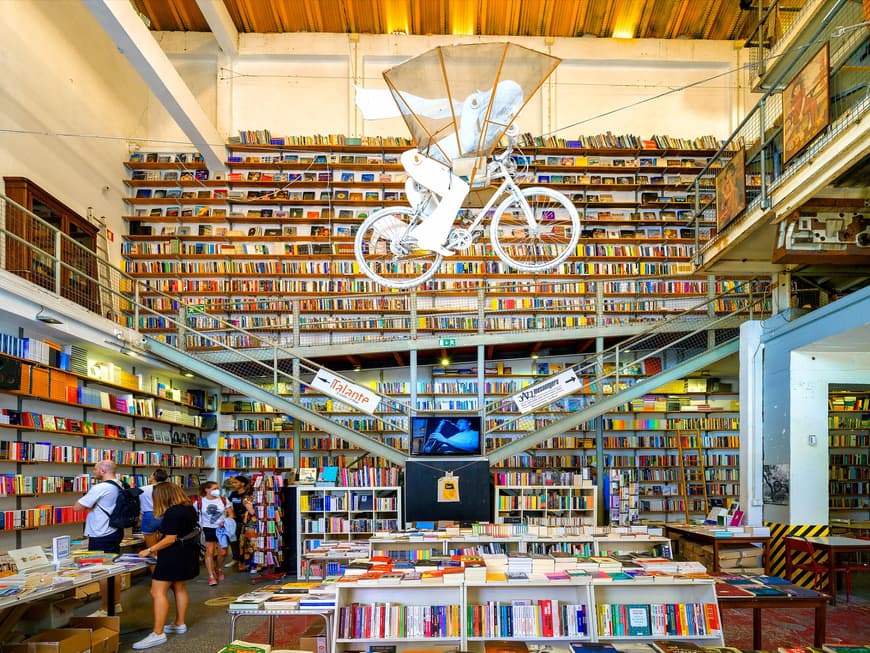 Ein riesiger Raum mit Büchern an der Wand.