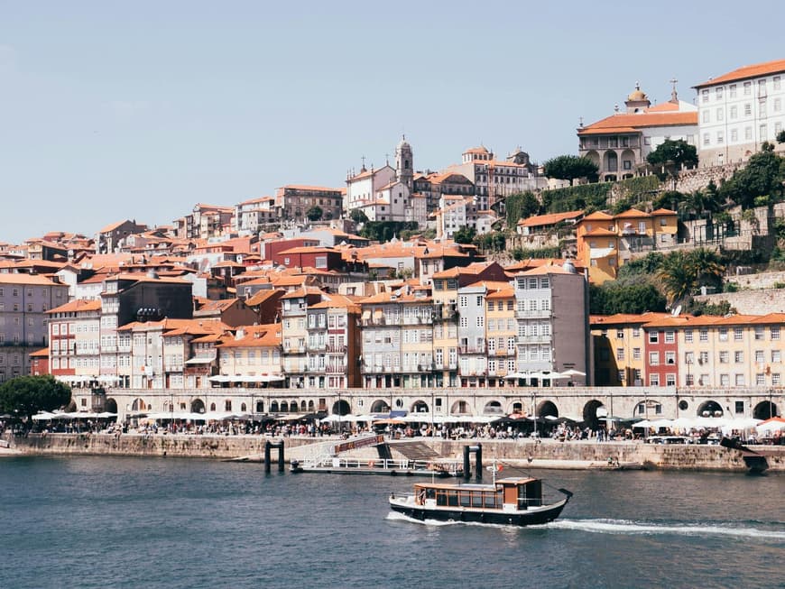 Die Stadt Porto mit zahlreichen Häusern vom Wasser aus.