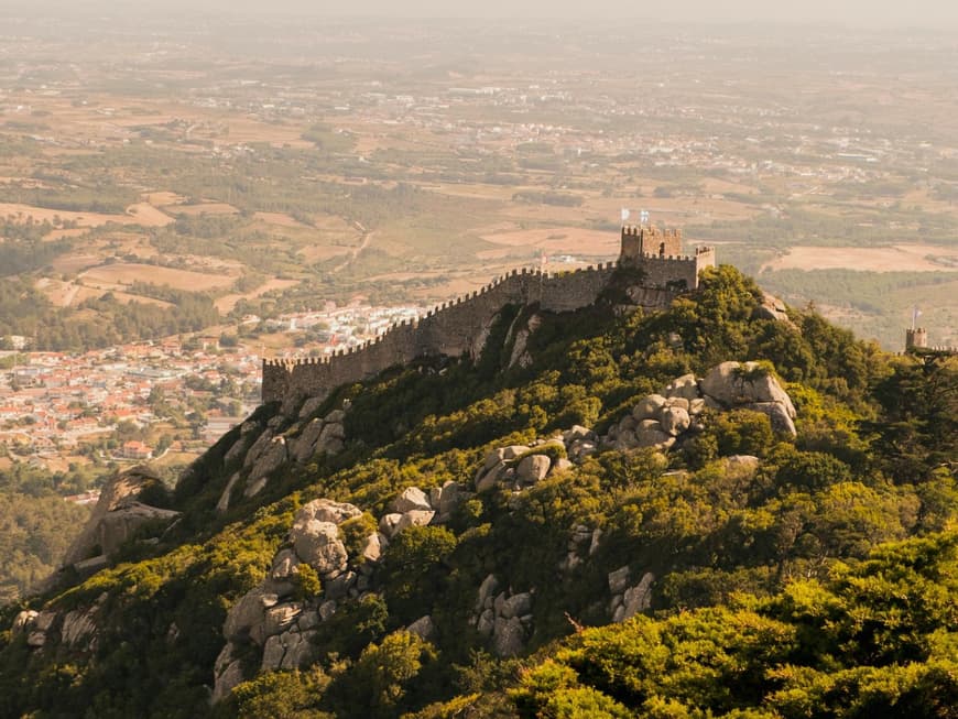 Blick über einen Berg mit einer Mauer in Portugal.