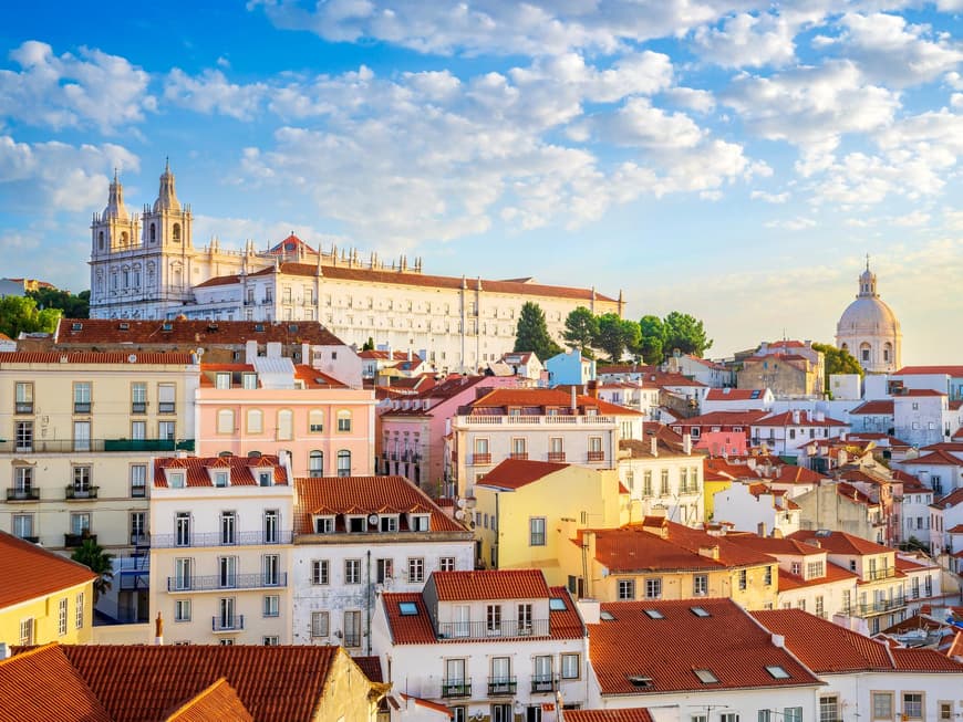 Der Blick vom Portas del Sol auf die bunten Häuser von Lissabon.