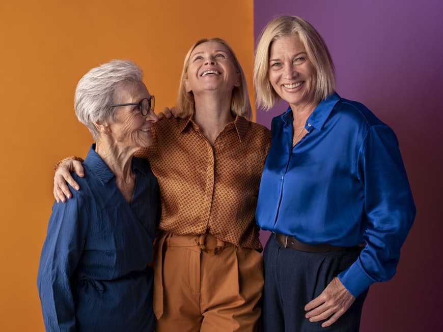 Diese 3 Sternzeichen sind viel netter, als sie wirken. Drei reife Frauen lachen zusammen