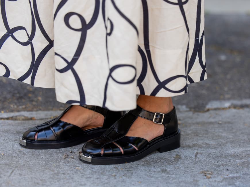Frau mit Fisherman-Sandalen.