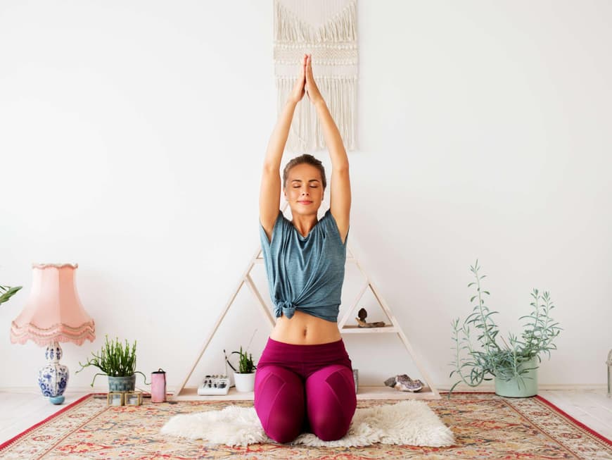 Frau macht Yoga