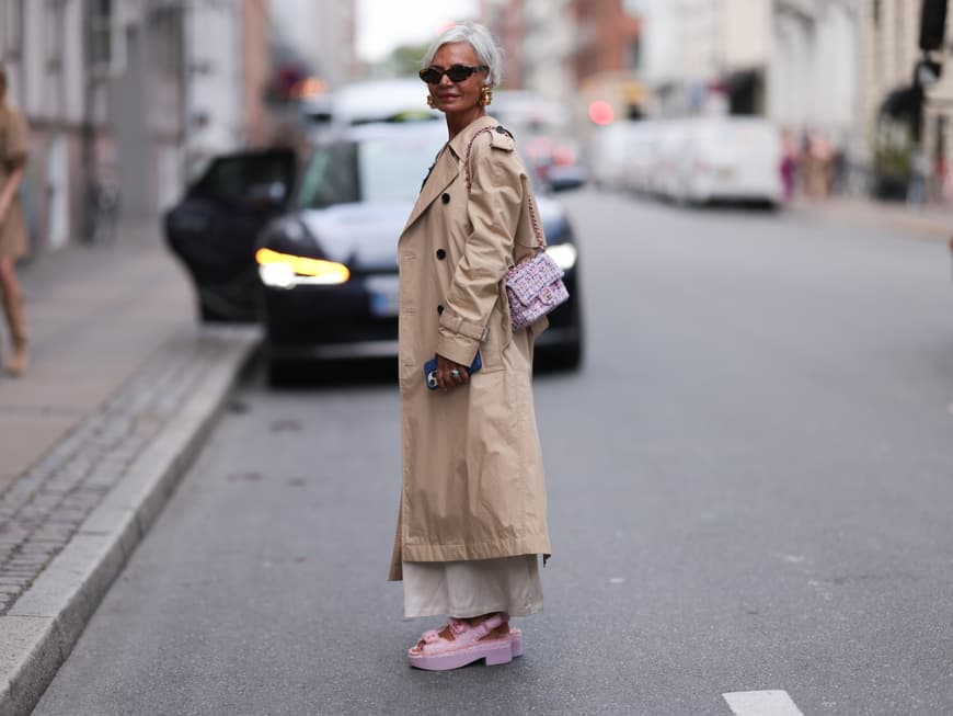 Frau in Trenchcoat