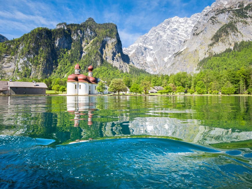 Ein Blick auf den Königssee mit Gebirge im Hintergrund.