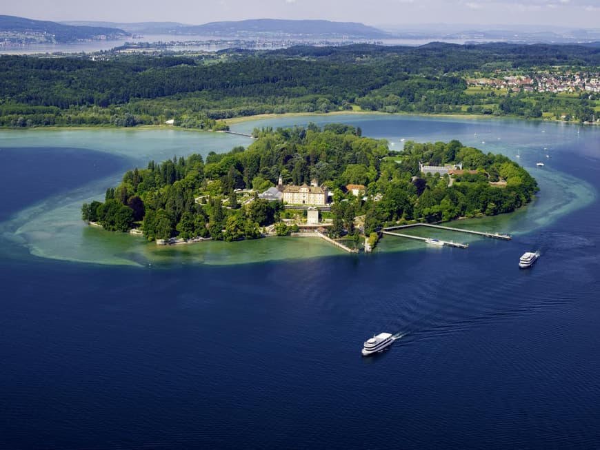 Ein Blick auf die Insel Mainau am Bodensee von oben.