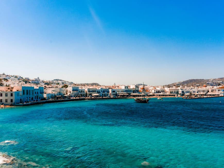 Mykonos ist ein toller Ort für Urlauber. Ein Blick entlang der Küste von Mykonos mit dem Meer davor.