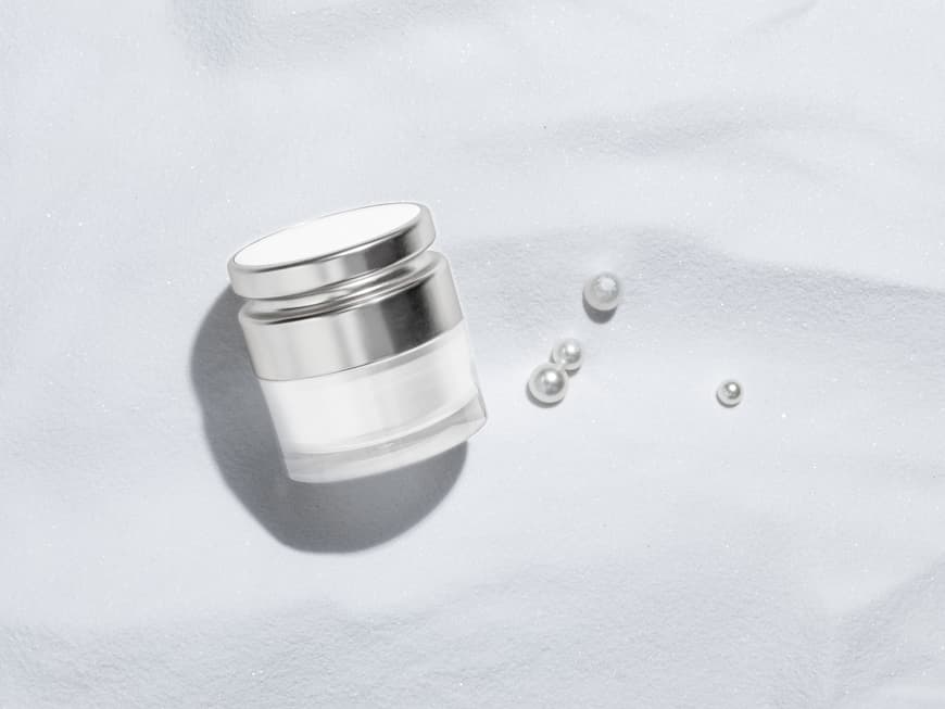 Perlenpulver wirkt natürlich als Anti-Aging-Stoff in unserer Hautpflege. Hautcreme mit Perlen