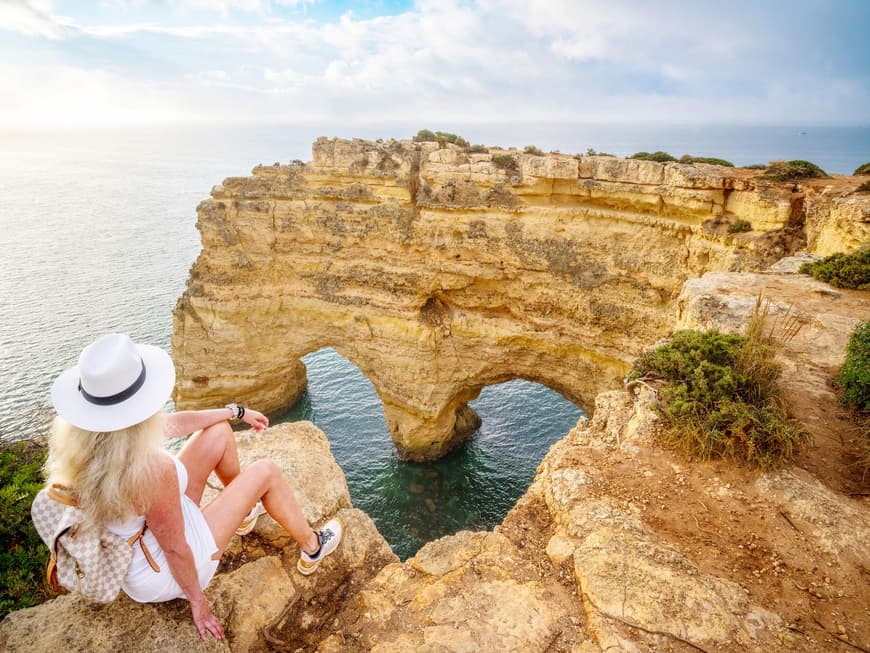 Ein Blick auf die Felsen an der Praia da Marinha, die mit dem Meer dazwischen ein Herz bilden.